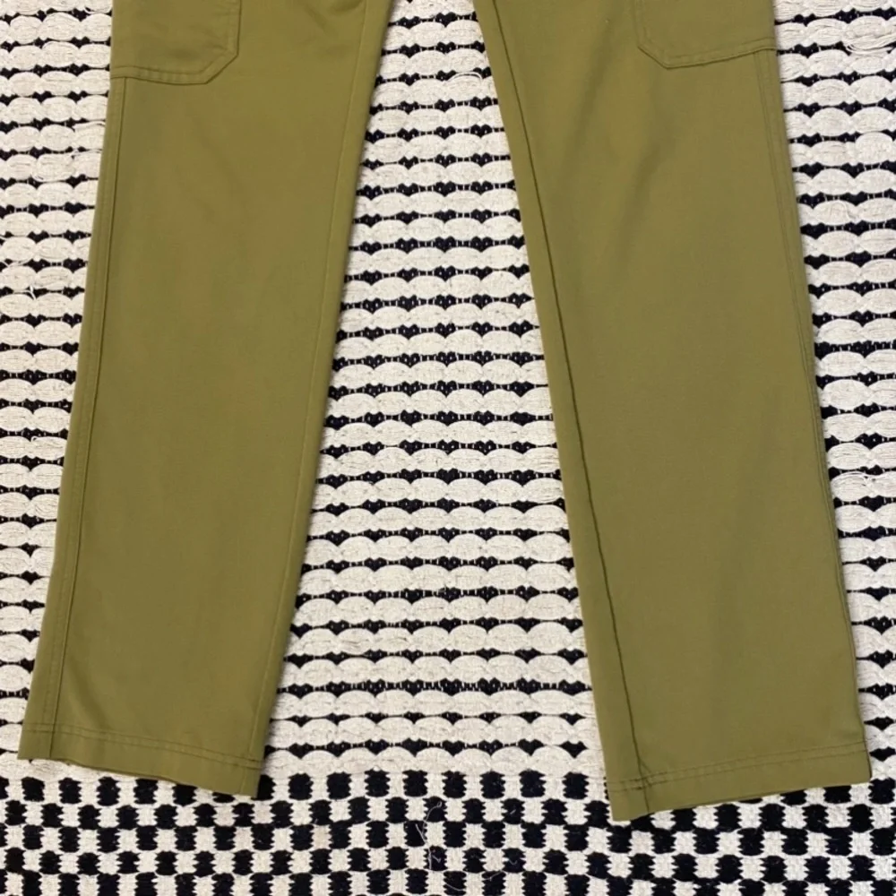 FIGS Cario cargo Scrub bottoms in Olive Green - Mens size ST Small Tall